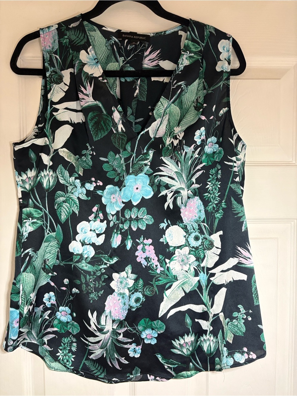 Banana Republic Black Floral V-Neck Sleeveless Camisole